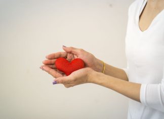 Blutspenden in Hamburg – Extratermine an Weihnachten Frau hält rotes Herz in den Händen