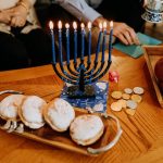 Das jüdische Fest Chanukkah geht acht Tage lang. Foto: Rodnae Productions/Pexels