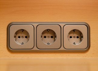 Energie: Hamburg erzeugt deutlich weniger Strom Drei Steckdosen an einer Wand. 2021: geringere Stromerzeugung in Hamburg als im Vorjahr.