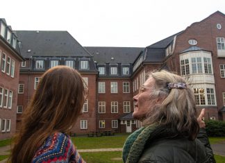 Mit dem Servierwagen durch die Frauenklinik Mama und ich vor dem Campus Finkenau. Foto: Julia Chorus