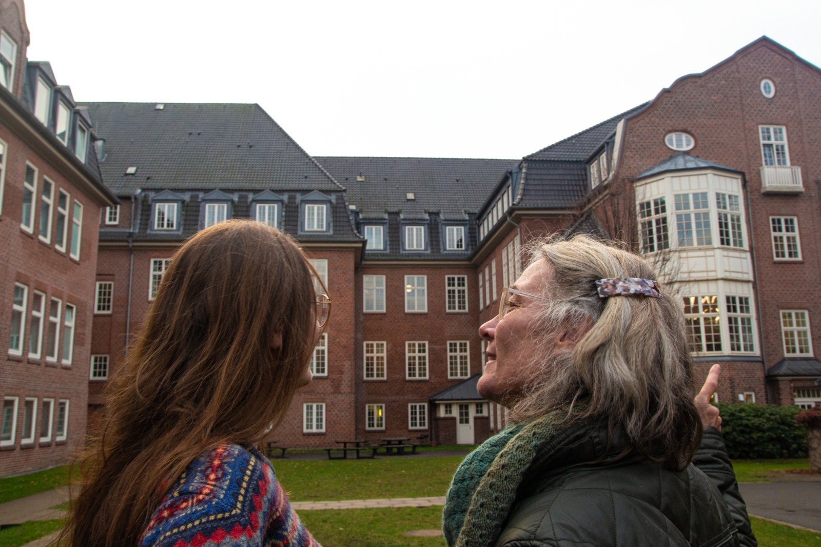 Mama und ich vor dem Campus Finkenau. Foto: Julia Chorus
