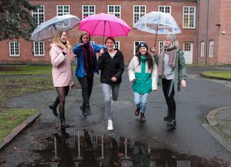 Schietwetter in Hamburg – Ein Mythos? Vier Frauen stehen in regenkleidung vor einer Pfütze. Schietwetter in Hamburg. Foto: Marie Arnemann