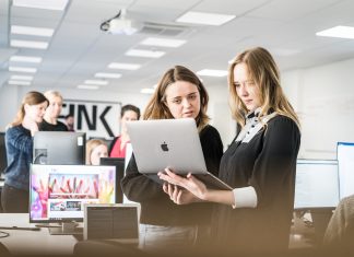 Nach Hackerangriff: Bewerbungen an HAW Hamburg wieder möglich Zwei Frauen schauen auf einen Laptop. HAW Hamburg Bewerbungen