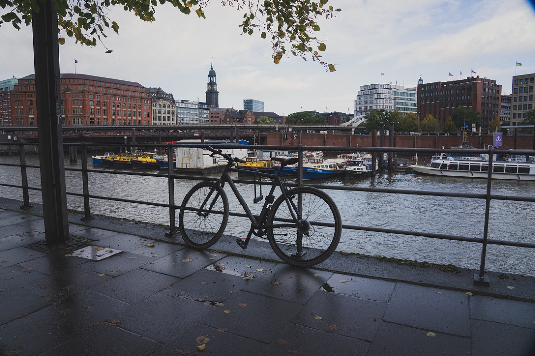 Fahrrad fahren in Hamburg: Ein Fahrrad steht in Hamburg
