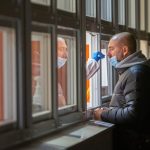 „Freitestung” nach Corona-Infektion nicht mehr kostenlos „Freitestung”: Ein Mann steht vor einer Teststation und lässt sich auf Corona testen.