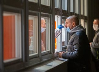 „Freitestung” nach Corona-Infektion nicht mehr kostenlos „Freitestung”: Ein Mann steht vor einer Teststation und lässt sich auf Corona testen.