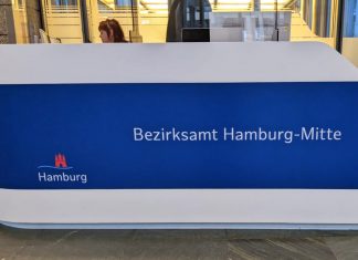 Kostenloser Personalausweis für obdachlose Menschen Schalter im Bezirksamt Hamburg-Mitte. Hier erhalten obdachlose Menschen kostenlos einen Personalausweis.Foto: Will Stegeman