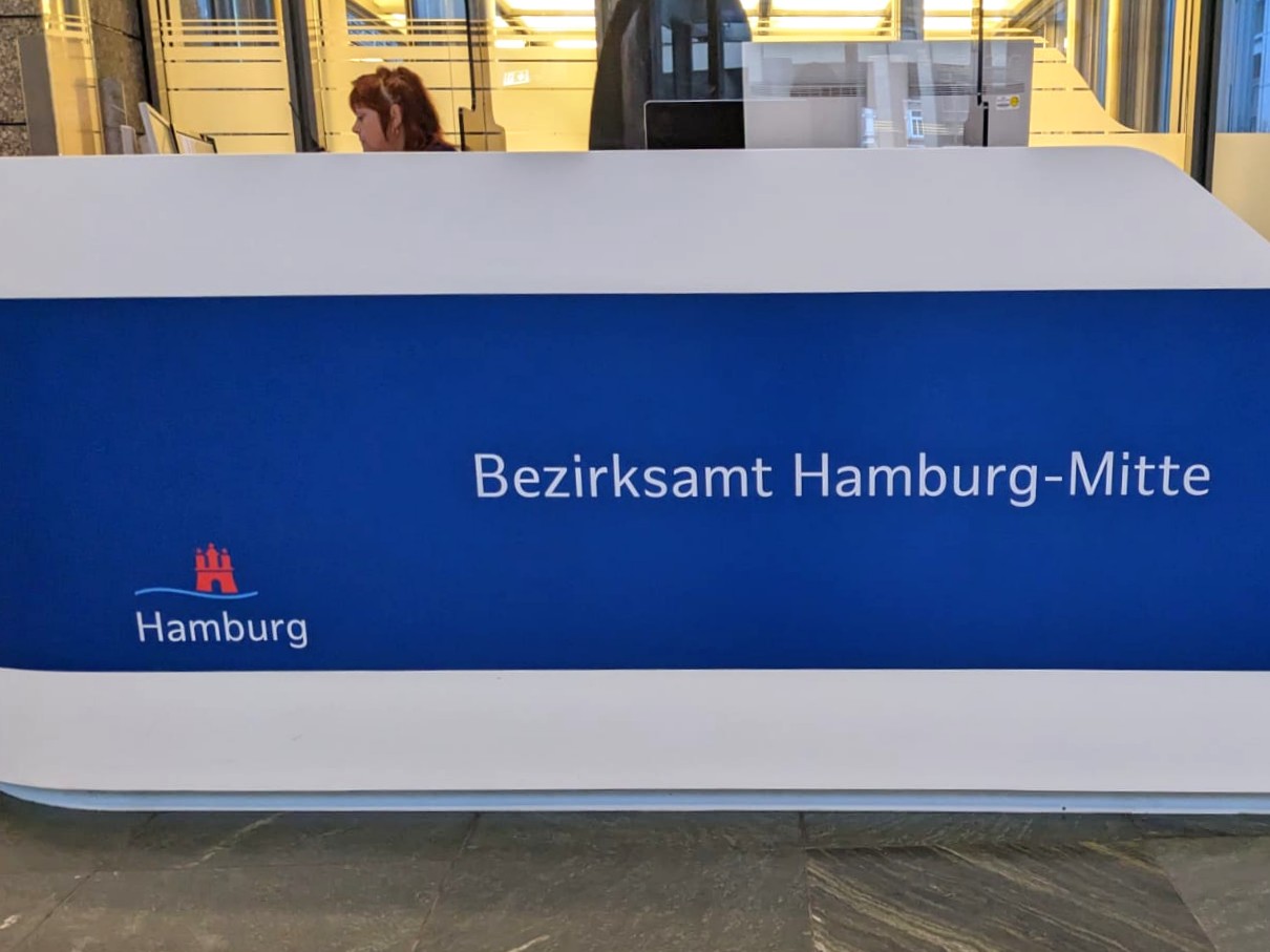 Eingangsschild Bezirksamt Hamburg-Mitte der Stadt Hamburg. Foto: Will Stegeman