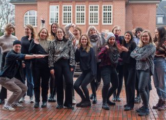 Ein Jahr FINK.HAMBURG geht zu Ende DiKo 24 sagt tschüss.Ein Gruppenfoto von FINK auf dem Campus