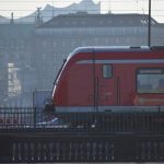 Bahnlinie S21: Bauarbeiten haben begonnen Ausbau der S21: Eine S-Bahnlinie fährt durch die Innenstadt von Hamburg.