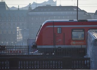 Bahnlinie S21: Bauarbeiten haben begonnen Ausbau der S21: Eine S-Bahnlinie fährt durch die Innenstadt von Hamburg.