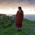 Kerry Condon in der Rolle als Pádraics Schwester Siobahn, unterwegs auf der Insel Inisherin. Foto: Searchlight Pictures.