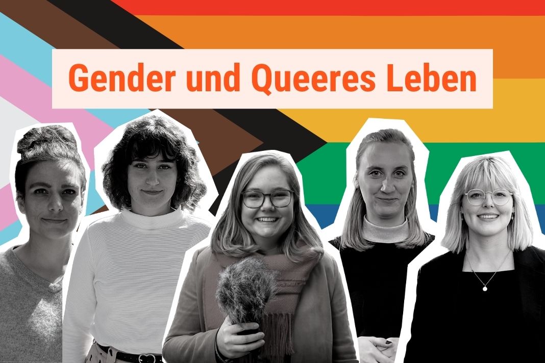 Podcast Gender und Queeres Leben: Die FINK.HAMBURG Redakteurinnen sind vor der Progress Pride Flag zu sehen