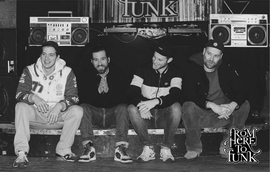 Kultur Hamburg: Hier zu sehen sind die vier DJs von From Here To Funk. Vier Männer sitzen vor einem DJ-Pult auf dem Boden.