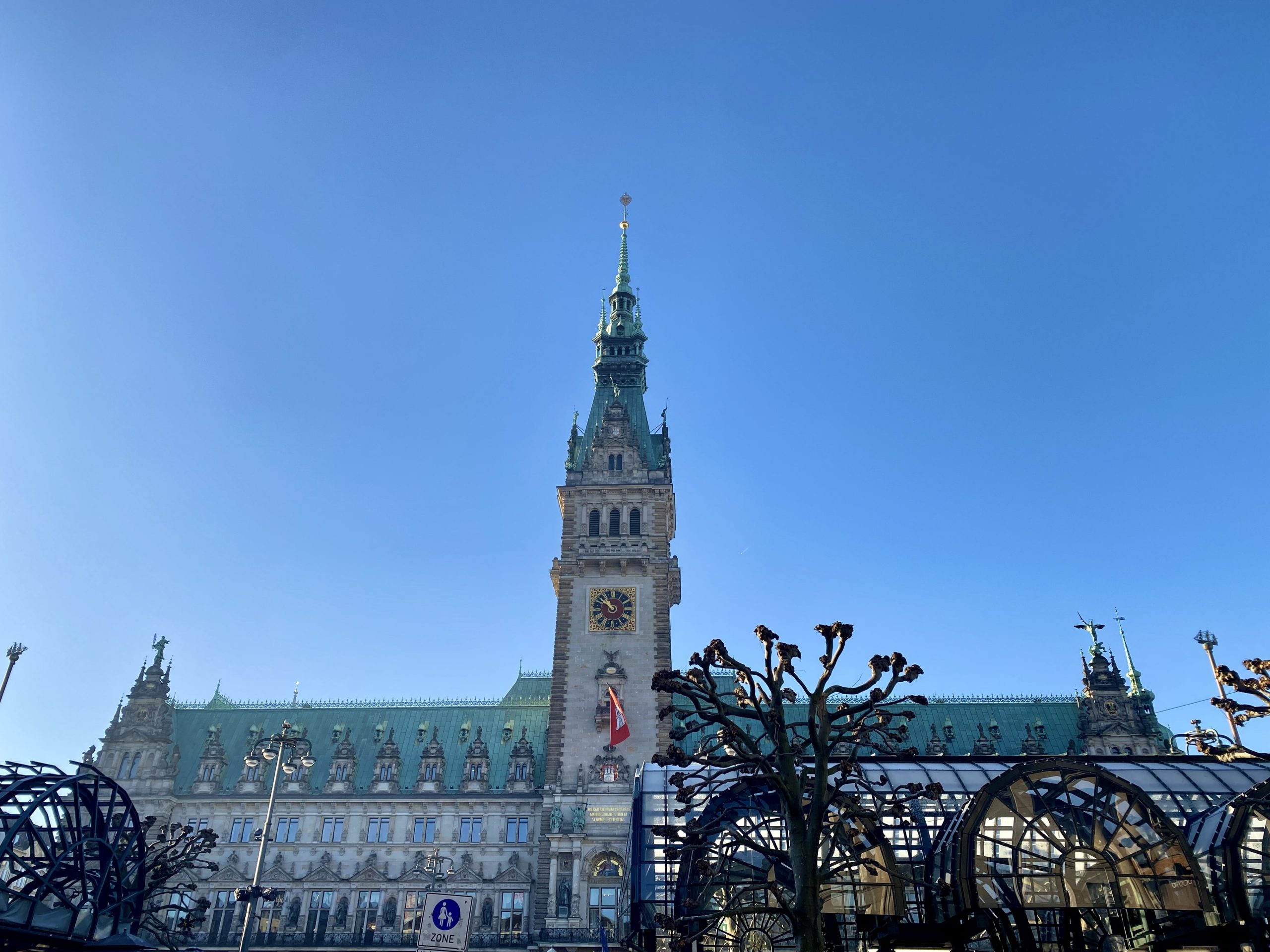 Das Hamburger Rathaus bei Sonnenschein.