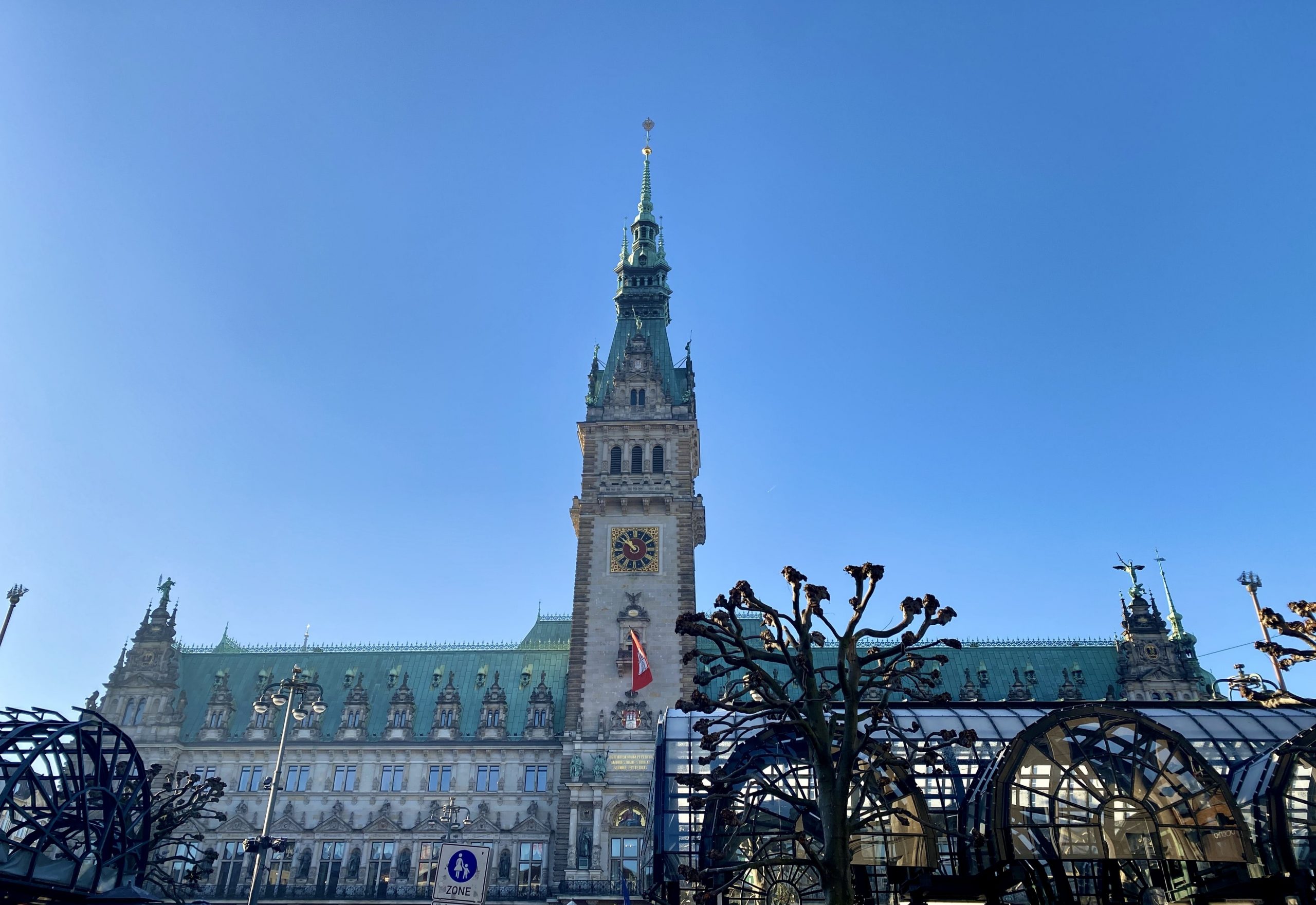 Das Hamburger Rathaus bei Sonnenschein.
