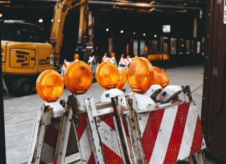 Straßensanierung in Wilhelmsburg startet Ein Bauzaun mit einer Baustelle im Hintergrund