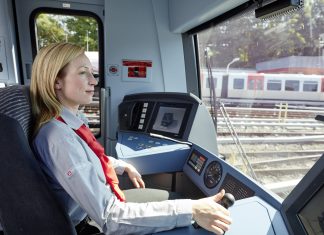 U1 und U3: Teilsperrungen und Pendelbetrieb Eine U-Bahn-Fahrerin des HVV in einer U-Bahn.