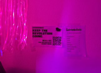 Raven für die feministische Revolution in Iran Ein Zettel, der zur Spende für die Revolution in Iran aufruft neben einem weiteren Zettel mit einer Getränke-Preisliste, deren Einnahmen gespendet werden. Foto: Francine Sucgang
