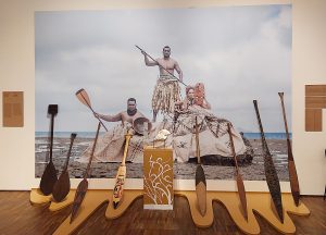 Abbild Pacific Climate Warriors mit traditionellen Padeln im Vordergrund