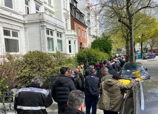 Nach Stichwahl: Viele Türken feiern Erdoğans Sieg in Hamburg Schlange vor dem türkischen Generalkonsulat in Hamburg