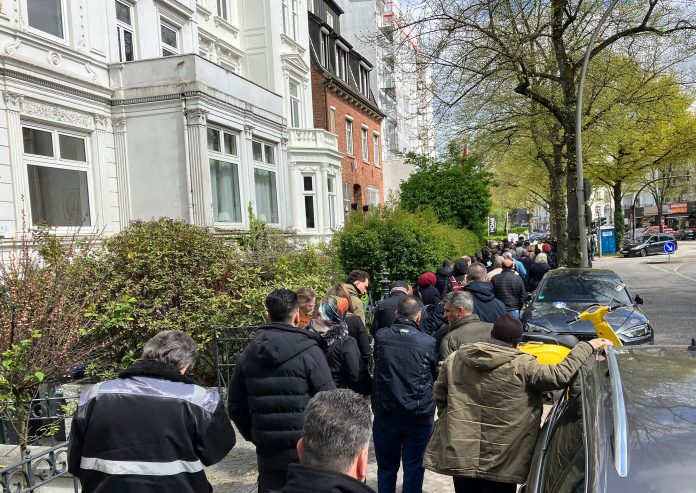 Schlange vor dem türkischen Generalkonsulat in Hamburg