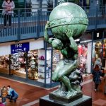 Atlas-Skulptur ist zurück am Hauptbahnhof Skulptur von Atlas in der Wandelhalle im Hauptbahnhof