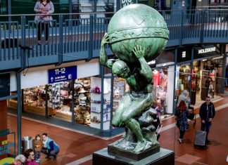 Atlas-Skulptur ist zurück am Hauptbahnhof Skulptur von Atlas in der Wandelhalle im Hauptbahnhof