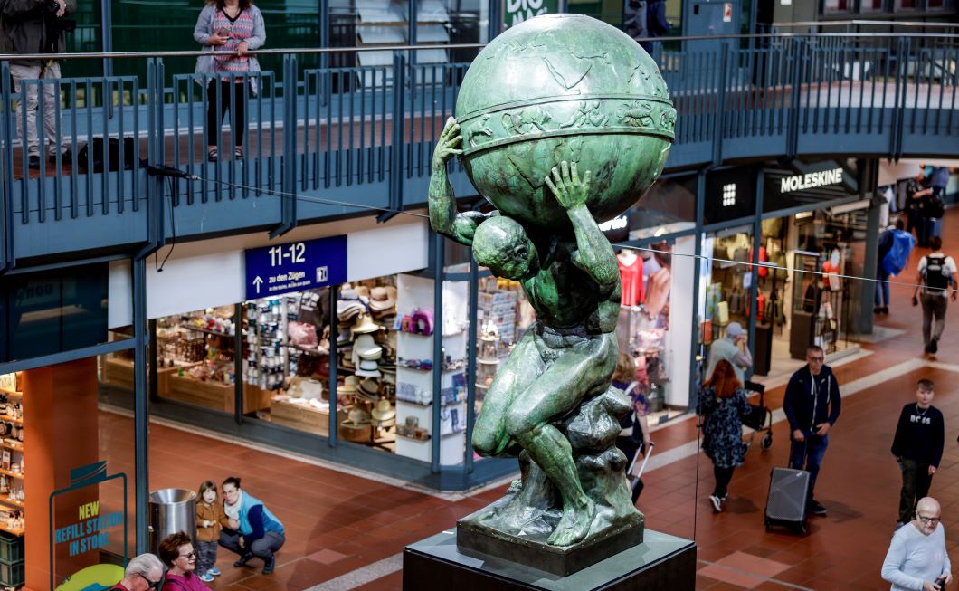 Skulptur von Atlas in der Wandelhalle im Hauptbahnhof