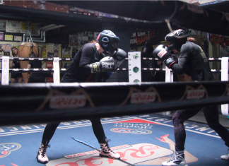 Equal Rights, Equal Fights: Boxsport für alle Zwei Athletinnen boxen im Ring in der Kiezkneipe „Zur Ritze"