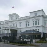 Das Gebäude des ehemaligen US-Generalkonsulats am Alsterufer steht aktuell zum Verkauf. Es soll zum NS-Dokumentationszentrum werden. / Foto: Wikimedia Commons