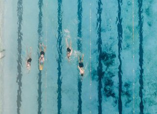 Wann öffnen die Hamburger Freibäder? Schwimmbecken von oben, in dem Menschen schwimmen.