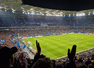 Der HSV gewinnt, die Konkurrenz patzt Der Blick von der Tribüne im Volksparkstadion.
