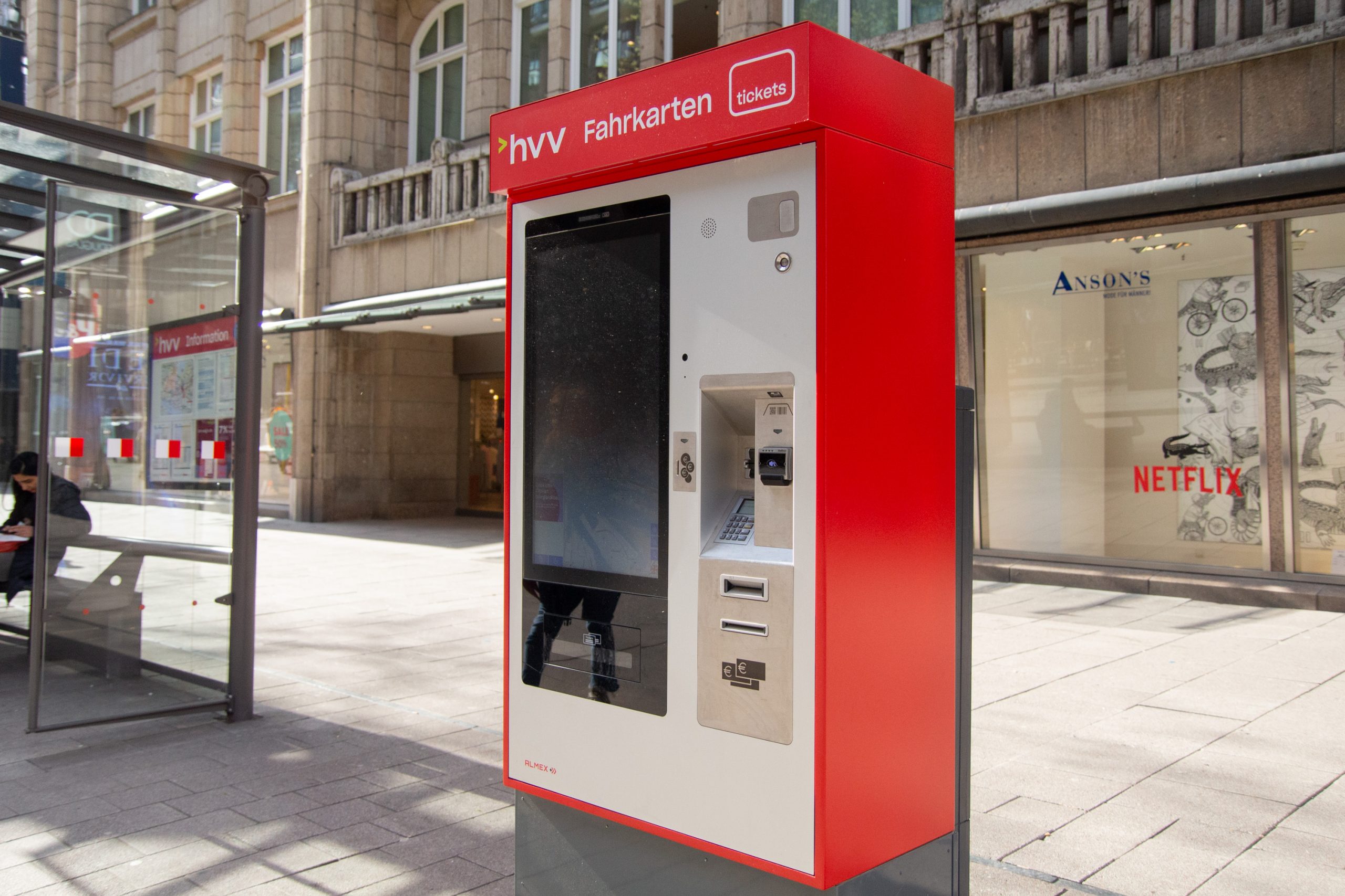 Ein Fahrkartenautomat des HVV steht in der Hamburger Innenstadt.