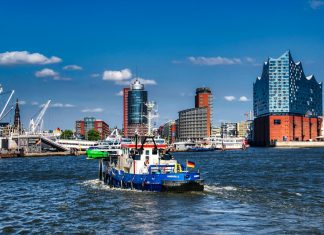 Straßensperrungen beim Hafengeburtstag Schiff im Hamburger Hafen