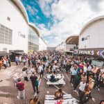 OMR-Festival lockt Weltstars und Zehntausende Besucher an Viele Menschen zwischen zwei Messehalle in Hamburg.