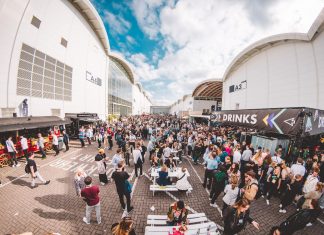 OMR-Festival lockt Weltstars und Zehntausende Besucher an Viele Menschen zwischen zwei Messehalle in Hamburg.