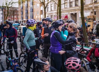 „Wir wollen so wenig Freilauf hören wie möglich!“ Mehrere Fahrradfahrer*innen stehen mit ihren Rädern vor dem Café Kandie Shop.