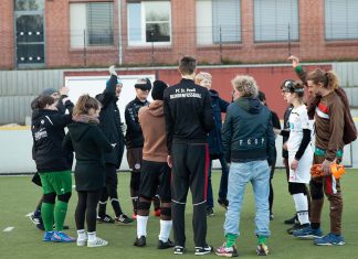 Wie Guides beim Blindenfußball für Durchblick sorgen Die Mannschaft steht bei der Abschlussrunde im Kreis zusammen