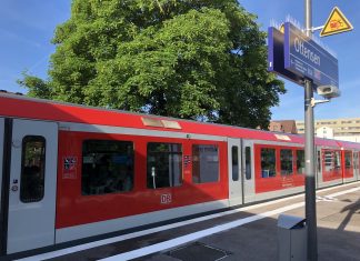 Neue S-Bahn-Station Ottensen geht in Betrieb Ein Zug steht an der S-Bahn-Station Ottensen.