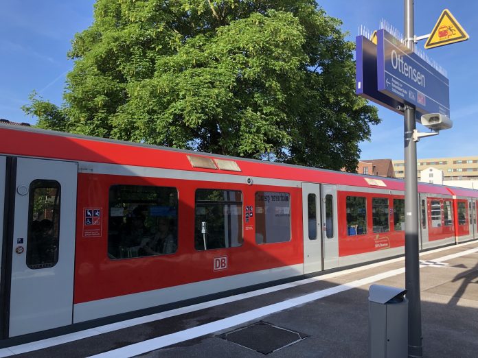 Ein Zug steht an der S-Bahn-Station Ottensen.