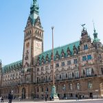 Mehr Hamburger wollen die Einbürgerung Das Hamburger Rathaus mit blauem Himmel