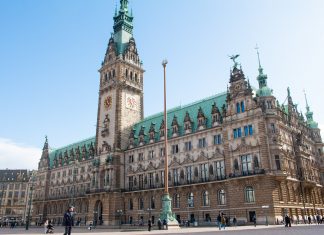 Mehr Hamburger wollen die Einbürgerung Das Hamburger Rathaus mit blauem Himmel