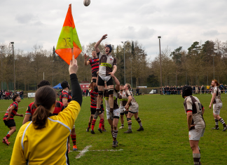 Voller Körpereinsatz beim Rugby: „Hömma, das ist mein Sport!“ Ein Einwurf beim Rugby-Derby in Hamburg.