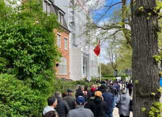 So erlebt Hamburg die Türkei-Wahl Eine lange Menschenschlange steht vor dem türkischen Konsulat in Hamburg.