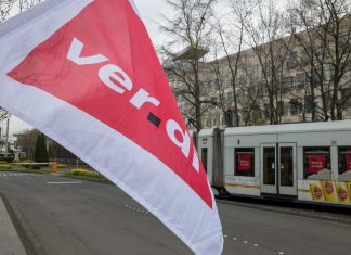 Jetzt auch Warnstreik im Groß- und Außenhandel Eine Fahne der Gewerkschaft Verdi weht im Wind