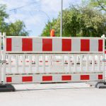 Staugefahr zum Ferienbeginn in Hamburg Straßenabsperrungen an einer Straße in rot und weiß