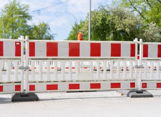 Staugefahr zum Ferienbeginn in Hamburg Straßenabsperrungen an einer Straße in rot und weiß