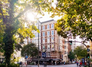 Tipps zum Pfingstwochenende Häuser mit Bäumen und Sonne