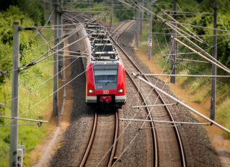 HVV: So funktioniert das 49-Euro-Ticket in Hamburg Ein Zug der Deutschen Bahn auf Gleisen.
